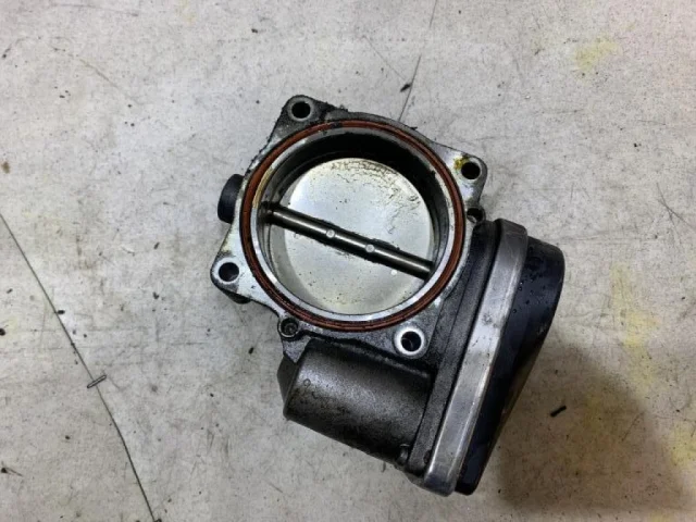 Дроссельная заслонка для BMW X5 Е53 1999-2006 на фотографиях