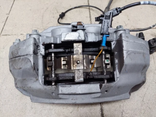 Суппорт передний левый для Mercedes-Benz E class W213 2016-2023 на фотографиях