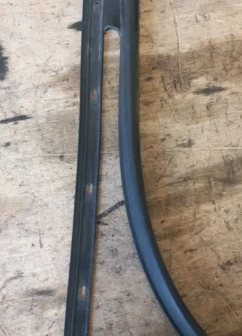 Уплотнитель задней правой двери для Hyundai Solaris 1 рестайлинг 2014-2017 на фотографиях