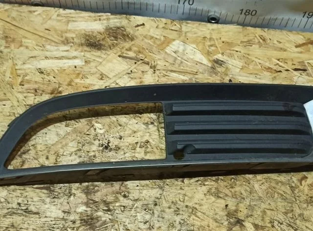 Рамка ПТФ правая для Opel Insignia Седан A 2008-2017 на фотографиях