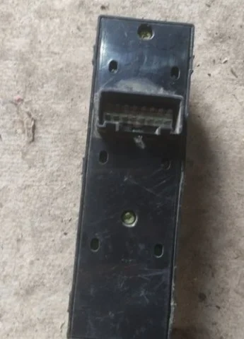 Блок управления стеклоподъемниками для Hyundai Solaris 1 RB (2011-2013) на фотографиях