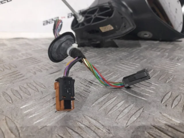 Стекла и зеркала для Peugeot 3008 T8 2009-2017 на фотографиях