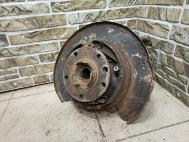 Кулак задний левый для Audi Q7 4L 2005-2015 на фотографиях