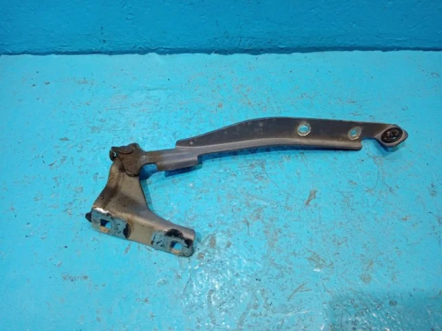 Петля капота левая для Nissan Note E11 2005-2012 на фотографиях