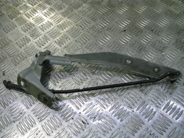 Петля капота левая для Nissan Note E11 2005-2012 на фотографиях