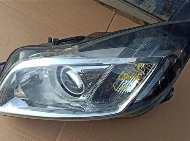 Фары для Opel Insignia Универсал A 2008-2017 на фотографиях