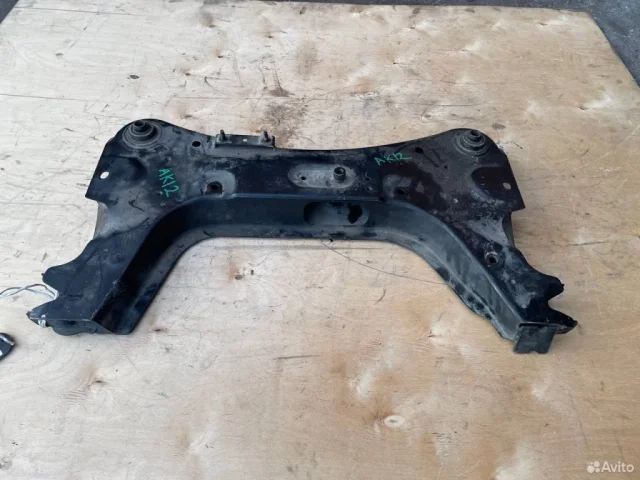 Подрамник двигателя для Nissan Note E11 2005-2012 на фотографиях