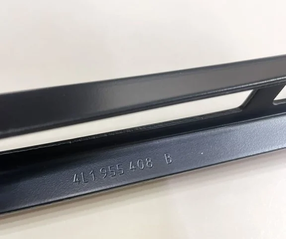 Поводок лобового стеклоочистителя правый для Audi Q7 4L 2005-2015 на фотографиях