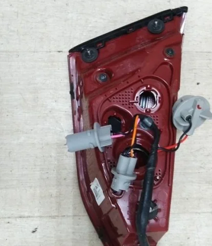 Фонарь внутренний левый для Hyundai Solaris 2 (2017-2022) на фотографиях