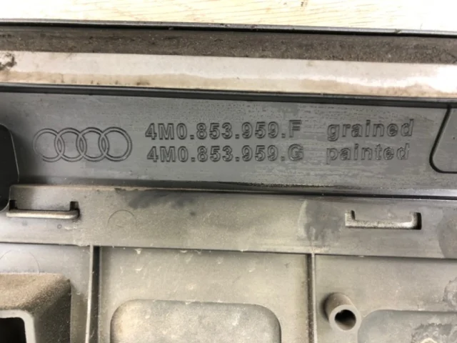 Накладка двери багажника для Audi Q7 4M 2015+ на фотографиях