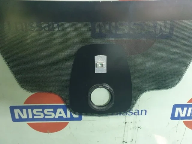 Лобовое (ветровое) стекло для Nissan Qashqai J10 2006-2013 на фотографиях