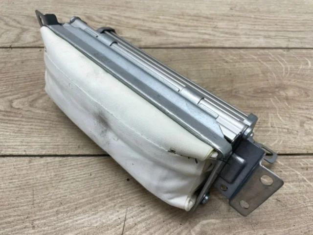 Подушка безопасности пассажира для Volkswagen Touareg I (7L) 2002-2010 на фотографиях