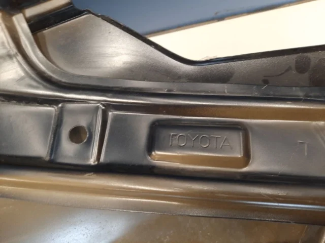 Крылья для Toyota Corolla E180 rest (RU) 2016-2019 на фотографиях