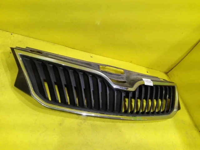 Решетка переднего бампера для Skoda Rapid I NH3 2012-2017 на фотографиях