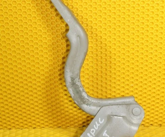 Петля капота левая для Hyundai Solaris 2 (2017-2022) на фотографиях