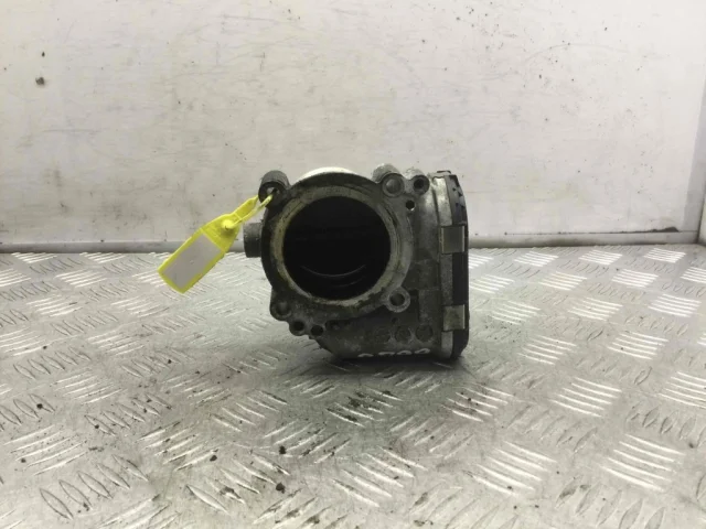 Дроссельная заслонка для Mercedes-Benz C class CL203 2000-2008 на фотографиях