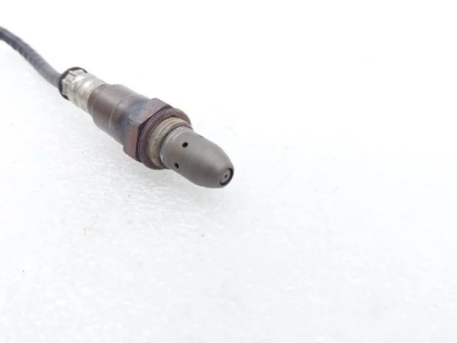 Лямбда-зонд (верхний) для Toyota RAV4 XA30 2005-2012 на фотографиях