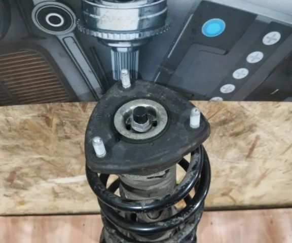 Амортизатор передний правый для Mazda CX 5 KE 2011-2017 на фотографиях