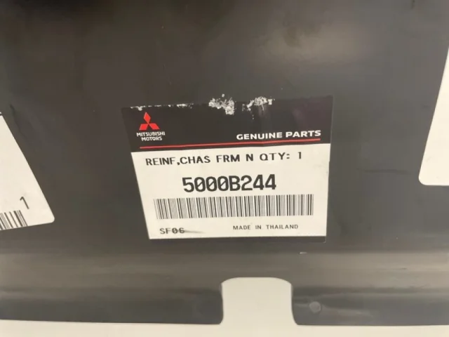 Усилитель переднего бампера для Mitsubishi Pajero Sport KS0W 2016+ на фотографиях