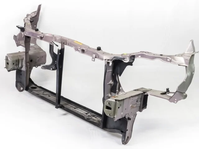 Усилитель переднего бампера для Toyota Corolla E120/E130 Хэтчбек 2001-2007 на фотографиях