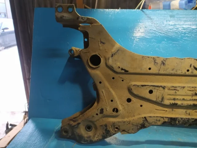 Подрамник двигателя для Mitsubishi Outlander III GF0W 2012-2016 на фотографиях