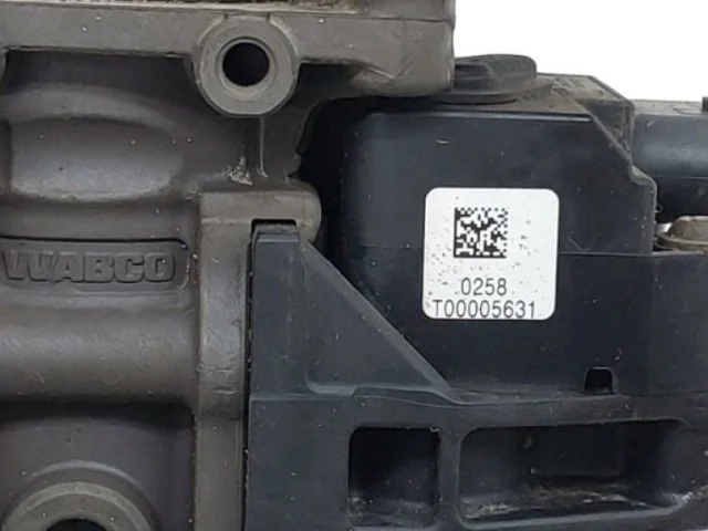 Компрессор пневмоподвески задний для Audi Q7 4M 2015+ на фотографиях