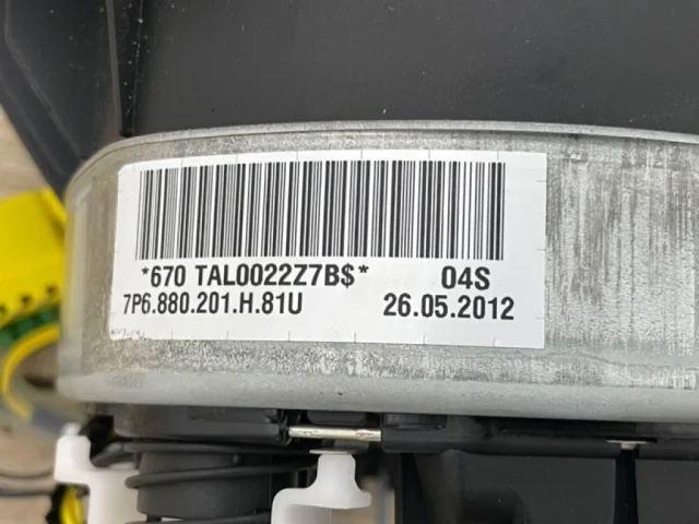 Подушка безопасности водителя для Volkswagen Touareg II (7P5) 2010-2014 на фотографиях