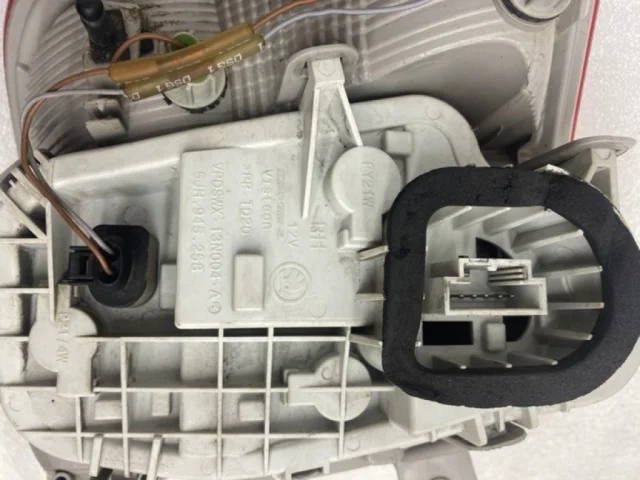 Фонарь правый для Skoda Rapid I NH3 2012-2017 на фотографиях