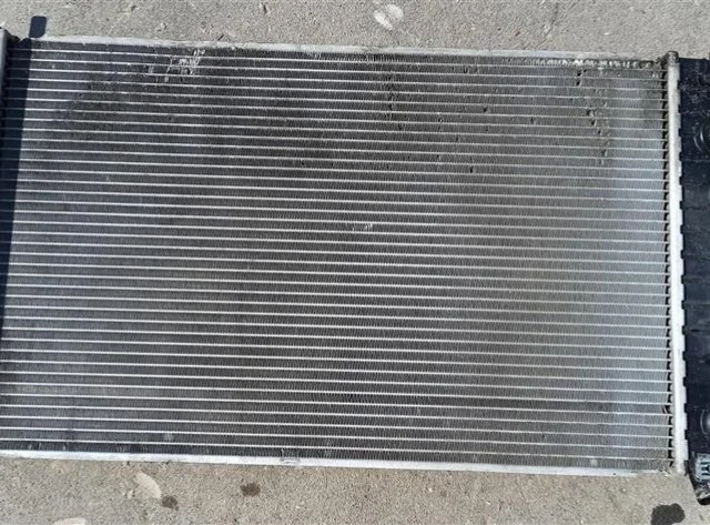 Радиатор охлаждения ДВС для Opel Astra H Хэтчбек 2004-2014 на фотографиях