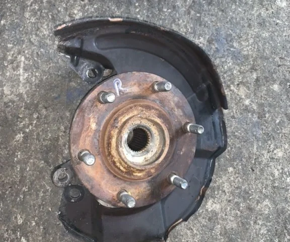 Кулак поворотный правый для Mitsubishi Pajero V90 5dr 2006-2011 на фотографиях