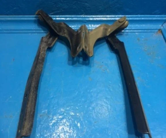 Петля капота правая для Nissan Note E11 2005-2012 на фотографиях