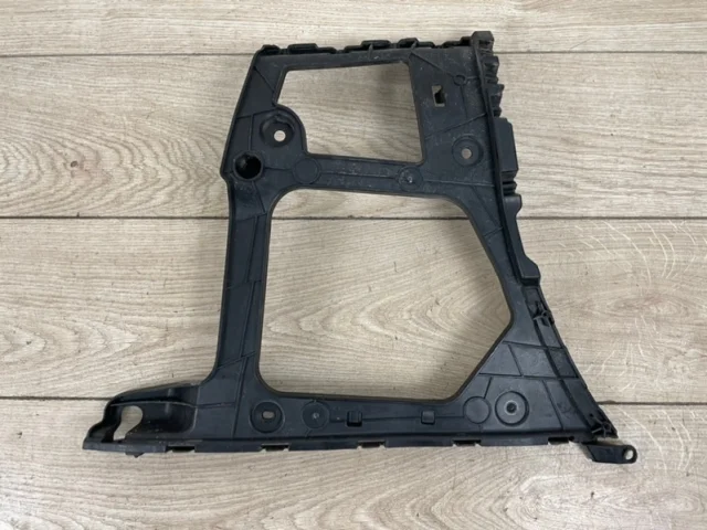 Кронштейн заднего бампера левый для Audi Q7 4M 2015+ на фотографиях