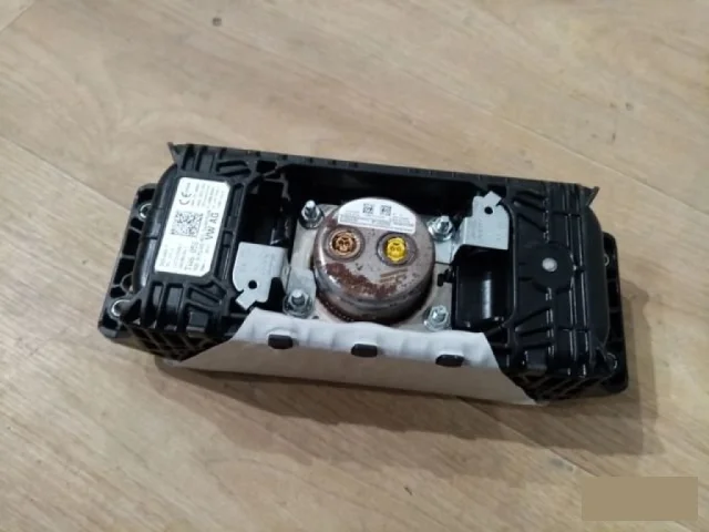 Подушка безопасности пассажира для Audi Q7 4M 2015+ на фотографиях