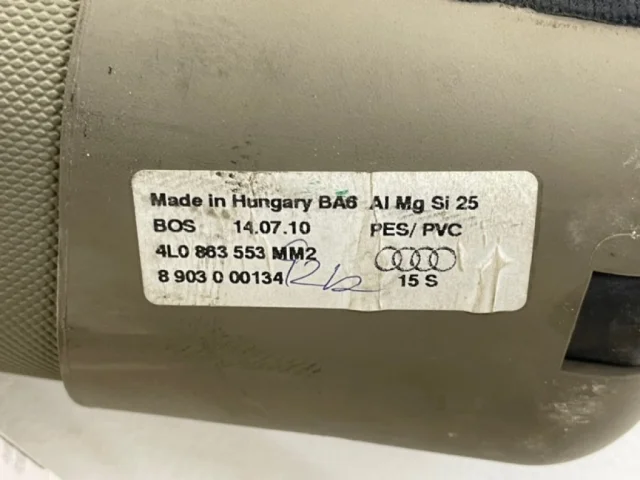 Шторка багажника для Audi Q7 4L 2005-2015 на фотографиях