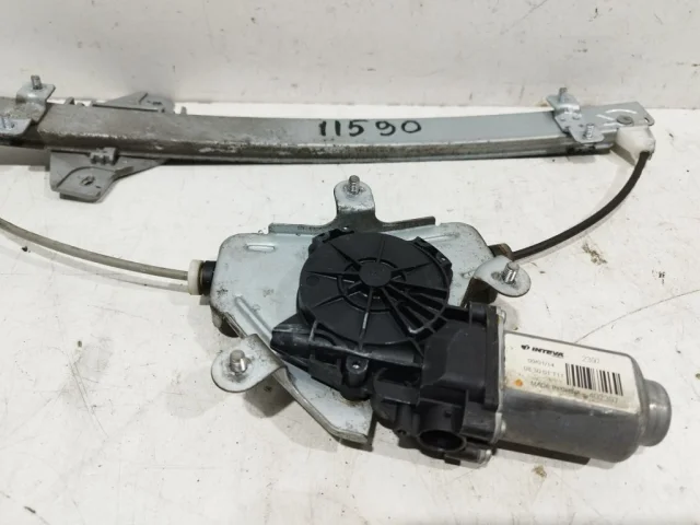 Мотор стеклоподъемника передний левый для Hyundai Solaris 1 рестайлинг 2014-2017 на фотографиях