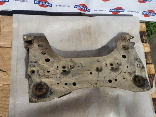 Подрамник двигателя для Nissan Note E11 2005-2012 на фотографиях