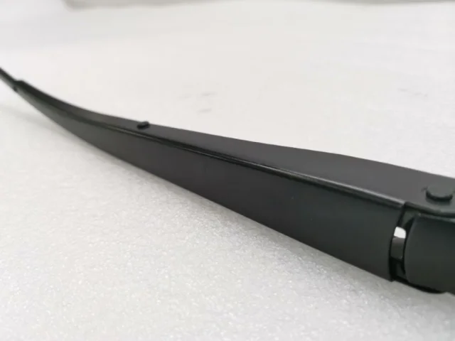 Поводок лобового стеклоочистителя левый для Hyundai Solaris 2 (2017-2022) на фотографиях