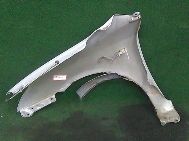 Крылья для Toyota Corolla E120/E130 Хэтчбек 2001-2007 на фотографиях