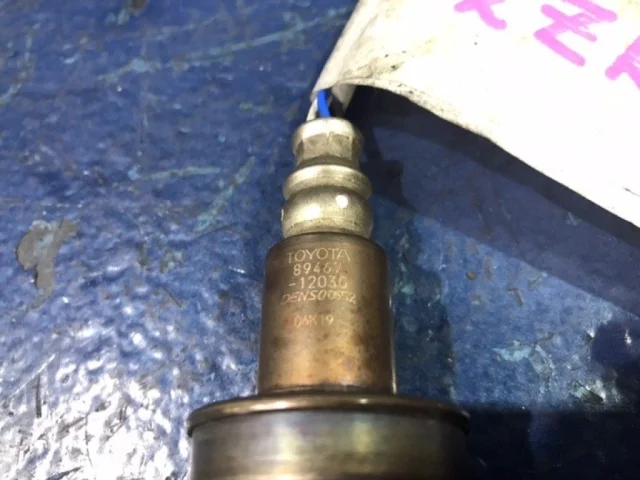 Лямбда-зонд (верхний) для Toyota RAV4 XA30 2005-2012 на фотографиях