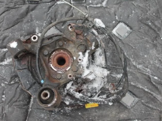 Кулак задний левый для Mitsubishi Pajero V90 5dr 2006-2011 на фотографиях