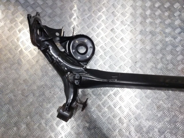 Задняя балка для Toyota Corolla E180 rest (RU) 2016-2019 на фотографиях