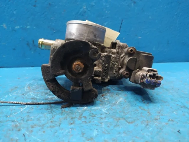 Дроссельная заслонка для Toyota Corolla E120/E130 Седан 2000-2007 на фотографиях