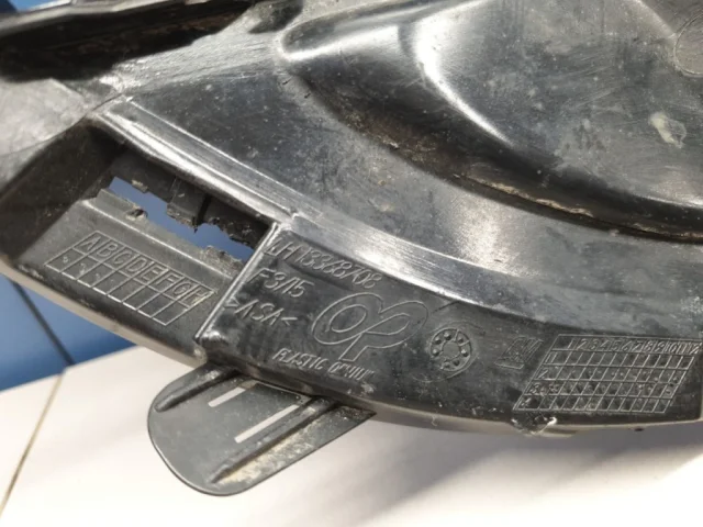 Рамка ПТФ левая для Opel Astra J Хэтчбек 2009-2017 на фотографиях