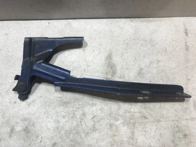 Петля капота правая для Nissan Note E11 2005-2012 на фотографиях