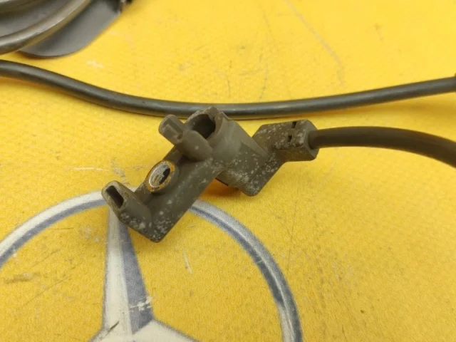 Датчик ABS передний правый для Mercedes-Benz E class W211 2002-2009 на фотографиях