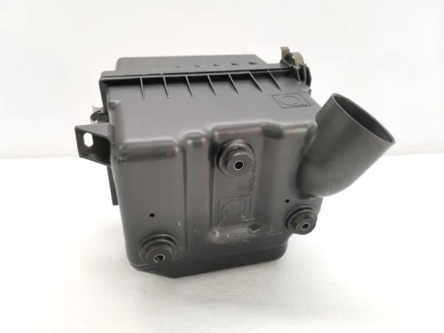 Корпус воздушного фильтра для Toyota RAV4 XA40 rest 2015-2019 на фотографиях