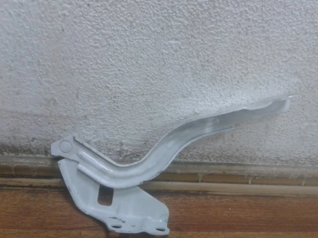 Петля капота левая для Hyundai Solaris 1 RB (2011-2013) на фотографиях