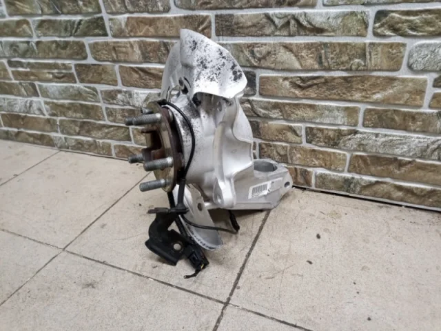 Кулак поворотный левый для Land Rover Range Rover Evoque L538 2011-2015 на фотографиях