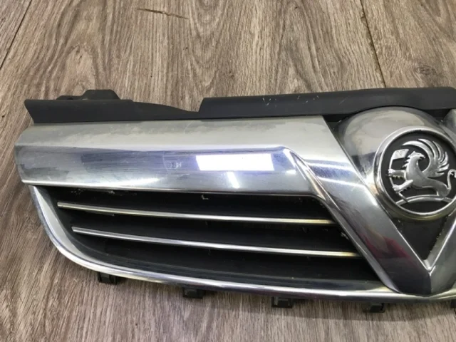 Решетка радиатора для Opel Zafira B 2005-2015 на фотографиях