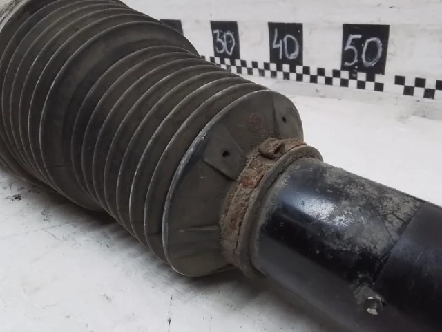 Пневмостойка передняя правая для Audi Q7 4M 2015+ на фотографиях